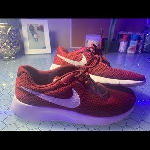 nike running shoes !! hardly worn !!